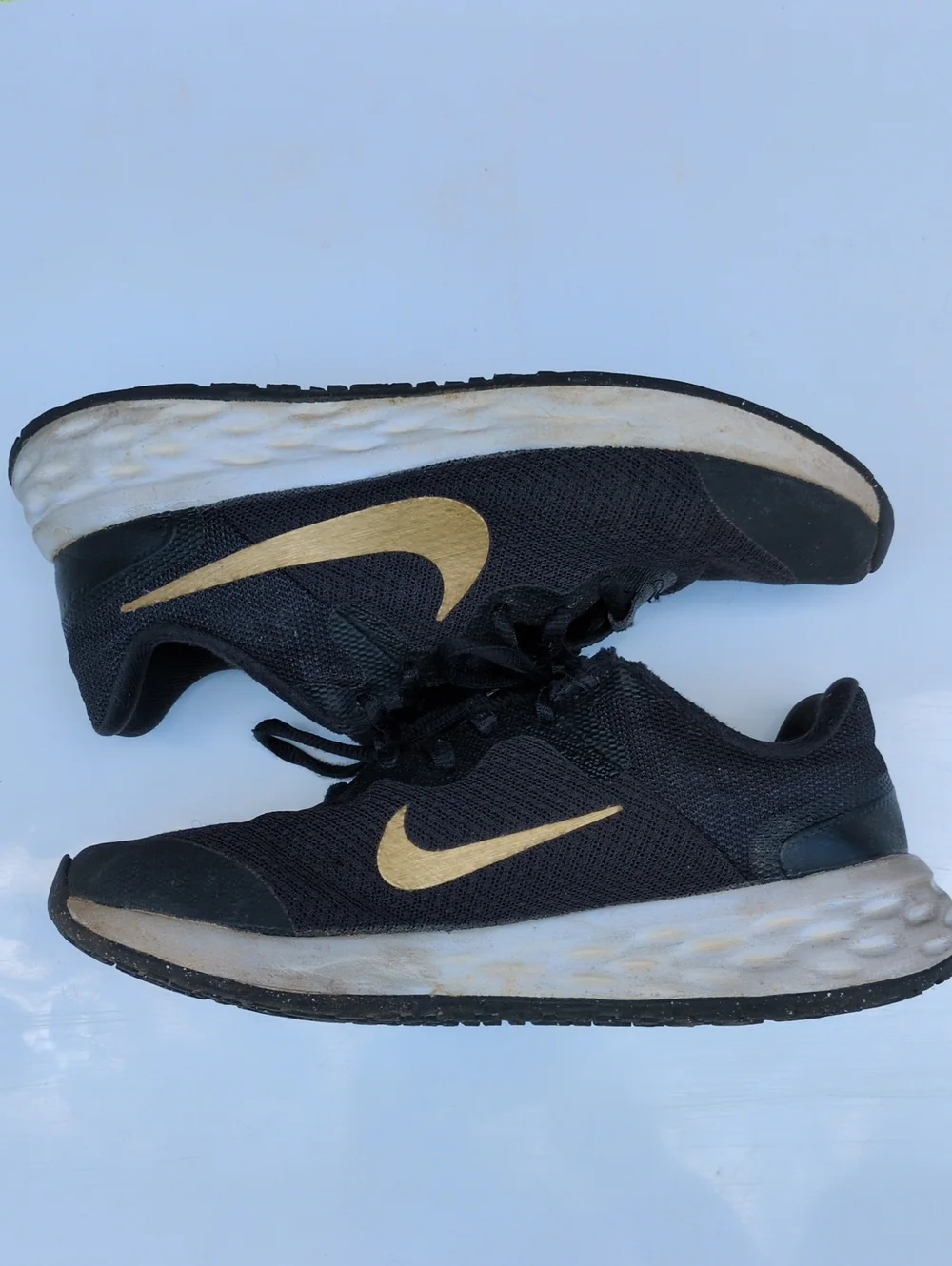 Nike revolution black